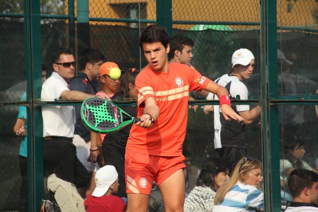 Coki Nieto returning a shot – professional padel players ranking